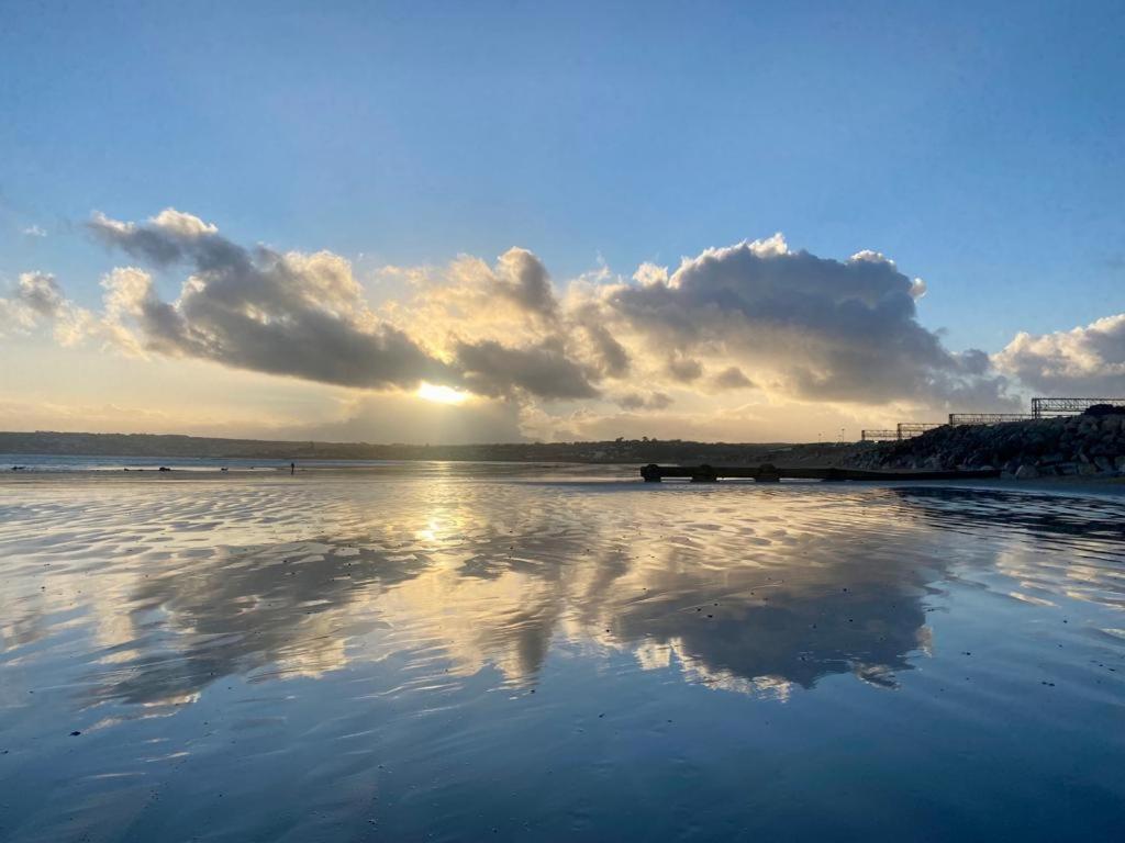 2 Bedroom Cottage Sleeps 4 With Hot-Tub, & Shared Pool Use Sennen Luaran gambar